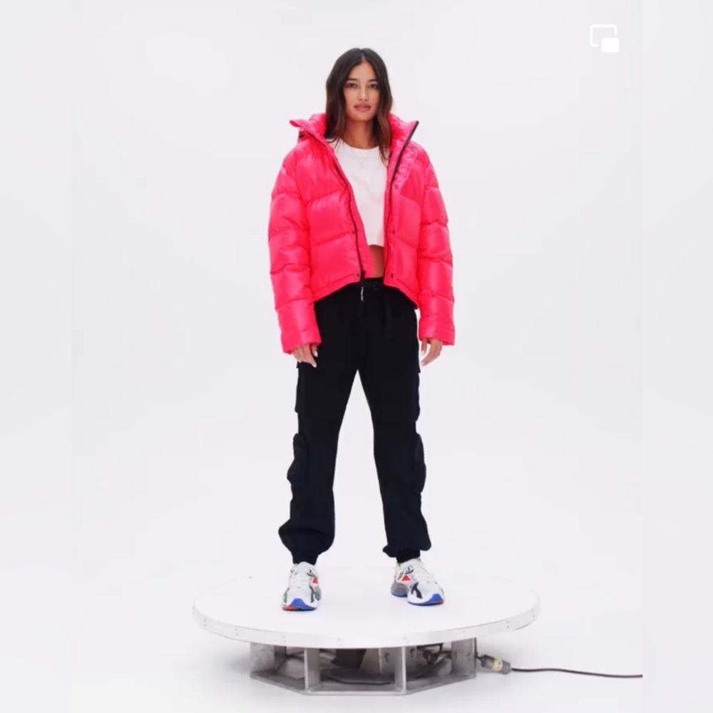 ISO NEON PINK ARITZIA SUPER PUFF SIZE MEDIUM OR LARGE